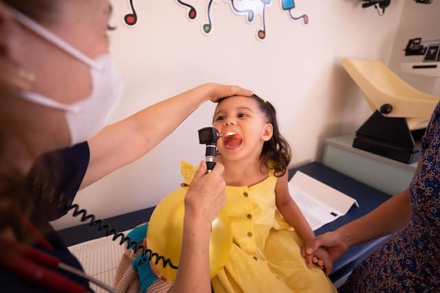 Gdy Twoje dziecko słaby słyszy, poradnia laryngologiczna dla dzieci Chorzów pomoże!