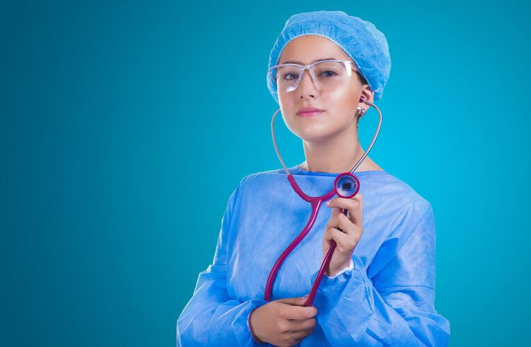 Fartuch medyczny damski: moda czy konieczność?