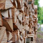 Jak dbać o drewno świerkowe? Praktyczne wskazówki i porady