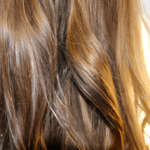 Hot trend: Brązowe włosy z hipnotyzującymi refleksami