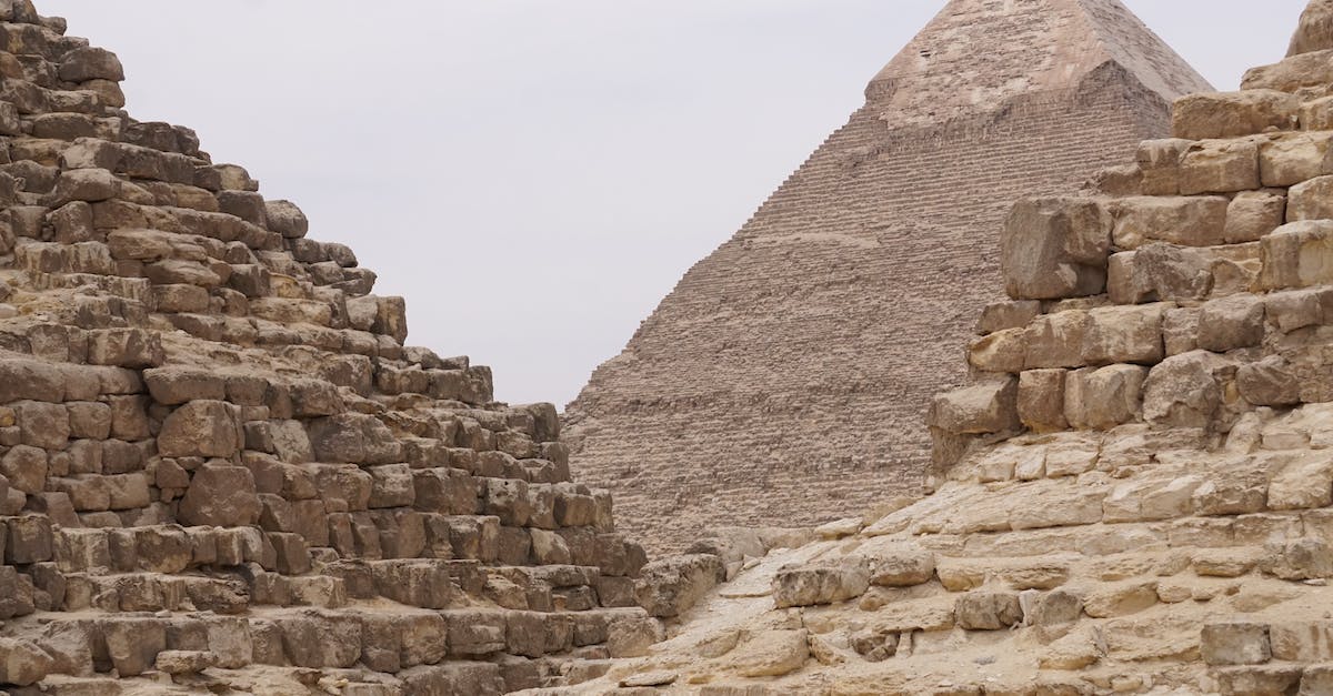 Dlaczego Ozyrys był przedstawiany owinięty w bandaże jak mumia? Tajemnice egipskiego boga życia i śmierci