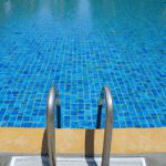 Jak dobrać wyposażenie do niecki basenowej aby zapewnić bezpieczeństwo i komfort?